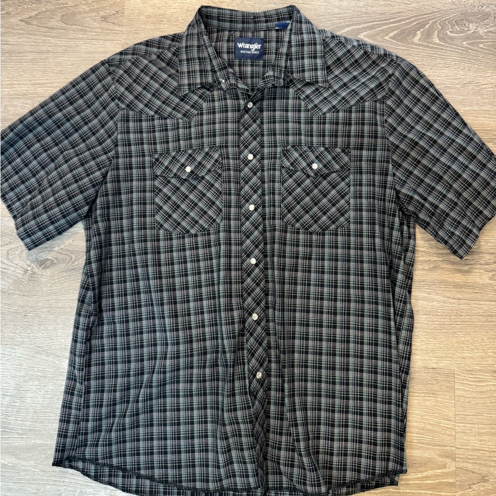 Wrangler Men's Black and Gray Plaid Button Down Shirt